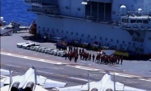 南海对峙再掀波澜，中外航母激烈交锋，歼15战机升空迎战，震慑全场！