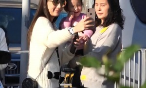 方媛陪郭富城赛马，方爸爸站在女婿身后，方媛手遮小腹很像孕妇