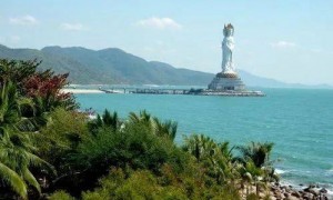 美航母闯南海巴士海峡，战还是和？中联部最新发声，果然不简单