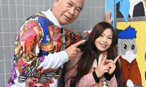 74岁老戏骨捧花接小36岁未婚妻出狱！二人相拥痛哭